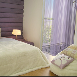 Lilane Fadengardinen im Sclhlafzimmer